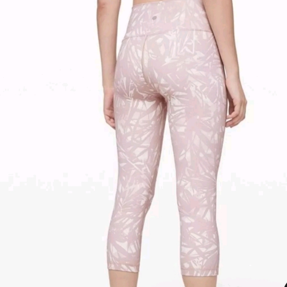 Lululemon High Rise Wunder Under Capris 8 - Picture 5 of 11